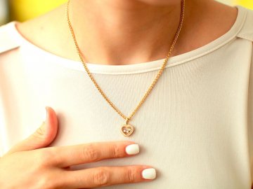 Модні кулони на ланцюжках: тренди 2022 