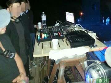 З платним входом, алкоголем та неадекватами: у Луцьку на березі Стиру влаштували дискотеку. ФОТО