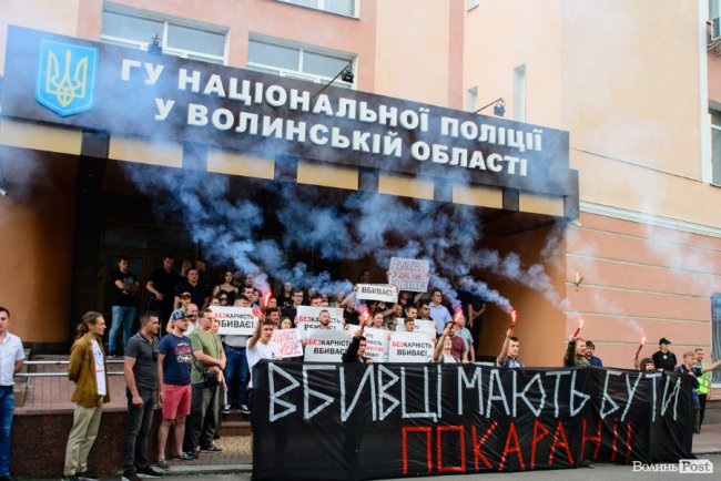 «Безкарність вбиває»: лучани влаштували мітинг біля управління поліції через смерть 5-річного хлопчика