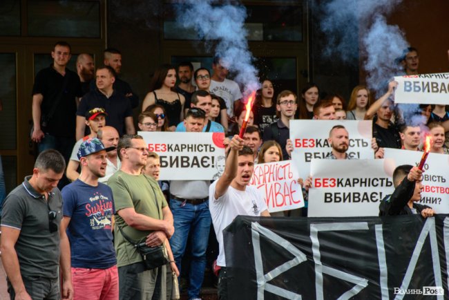 «Безкарність вбиває»: лучани влаштували мітинг біля управління поліції через смерть 5-річного хлопчика