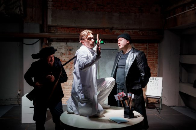 Чорна комедія та абсурдна трагікомедія: на що піти у Волинському драмтеатрі цього тижня?