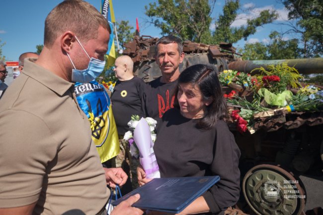 Підбитий окупантами танк став на Донеччині пам'ятним знаком захисникам України