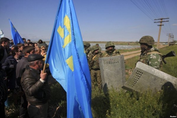 Російські військові блокують кримських татар (приблизно 5 тисяч – ред.), які прийшли зустріти свого лідера Мустафу Джемілєва на прикордонному пункті в Армянську. Джемілєва до Криму не пустили. 3 травня 2014 року