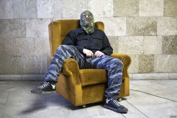 Проросійськй бойовик курить у приміщенні захопленої облдержадміністрації Донецька, 25 квітня 2014 року