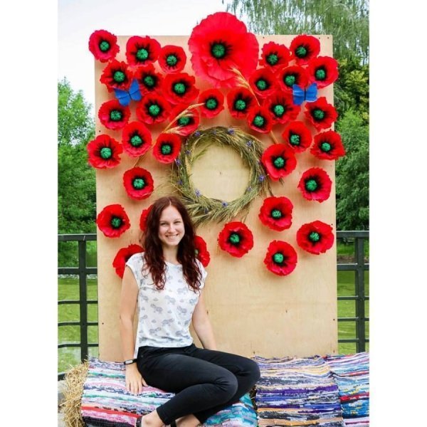  З нагоди державного свята Луцький зоопарк «розквітнув» маками. ФОТО