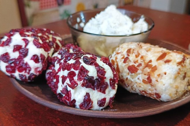 Заморські делікатеси готує сама: лучанка варить 10 сортів сиру вдома на кухні