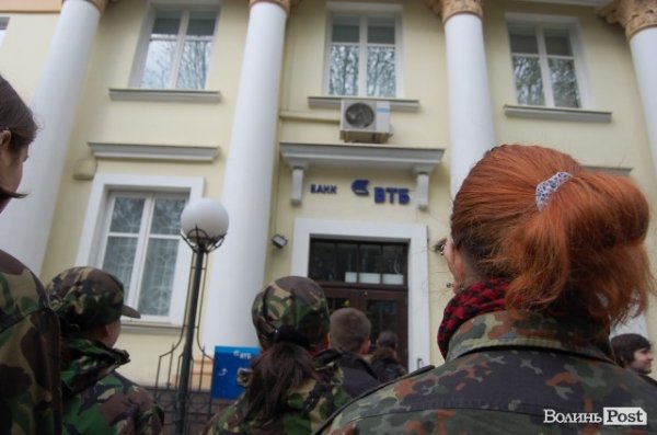 У Луцьку революціонери навідалися до «агентів Кремля». ФОТО