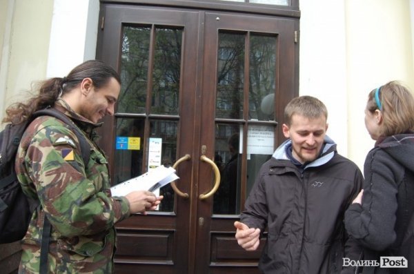 У Луцьку революціонери навідалися до «агентів Кремля». ФОТО