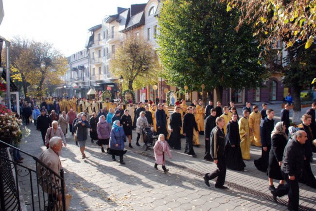 Хресний хід УПЦ МП у Луцьку показали з висоти. ВІДЕО