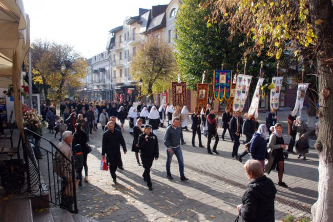 Хресний хід УПЦ МП у Луцьку показали з висоти. ВІДЕО