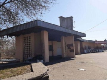 У Луцьку водіїв просять не паркуватися на зупинці біля Старого ринку