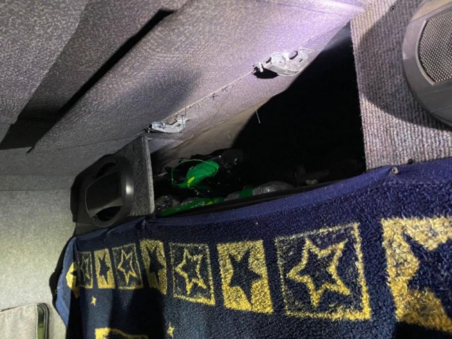 На «Ягодині» митники вилучили у чоловіка пістолет