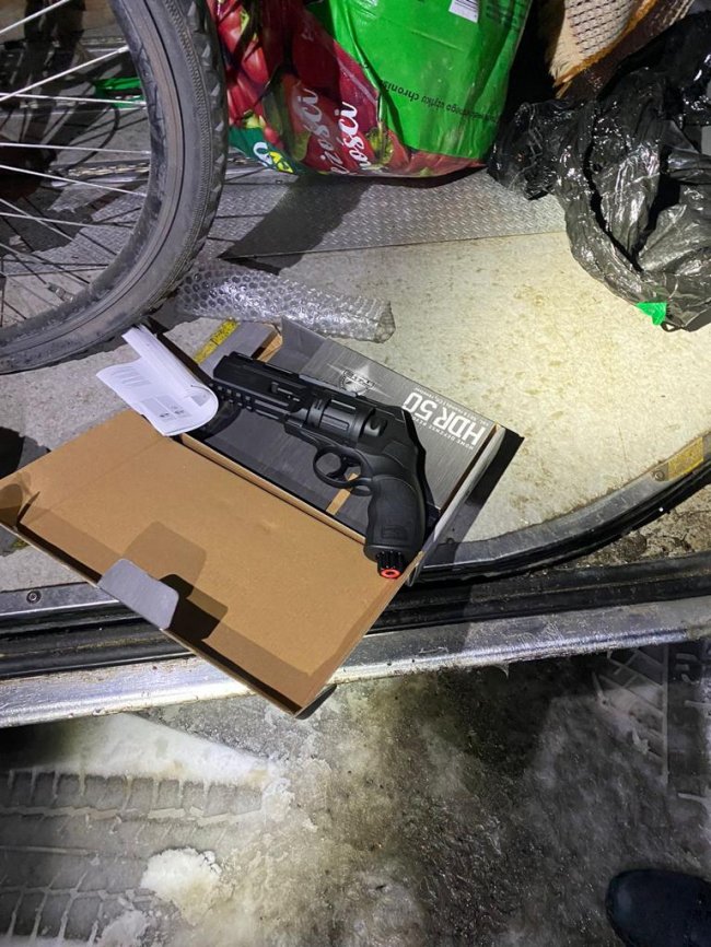 На «Ягодині» митники вилучили у чоловіка пістолет