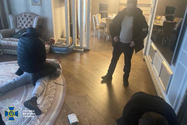 Затримали митників у 2 областях, які не пропускали гумдопомогу для ЗСУ без «відкатів». ВІДЕО