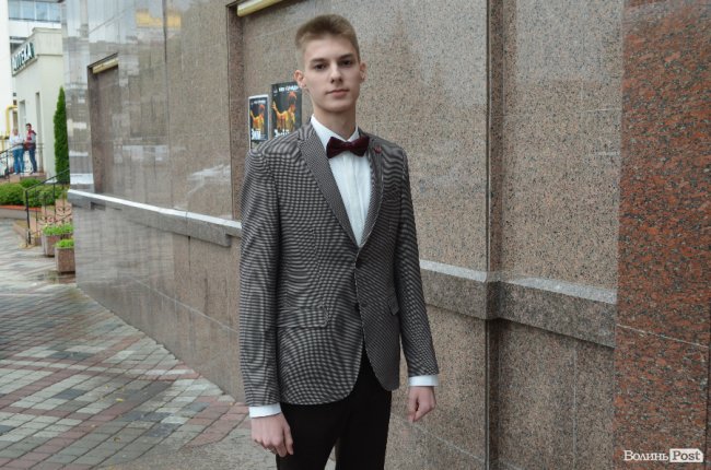 Кеди і стильні метелики: що одягнули луцькі випускники. ФОТО