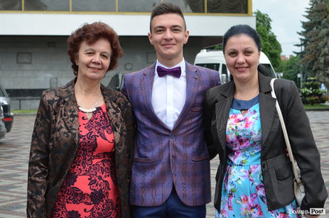 Кеди і стильні метелики: що одягнули луцькі випускники. ФОТО