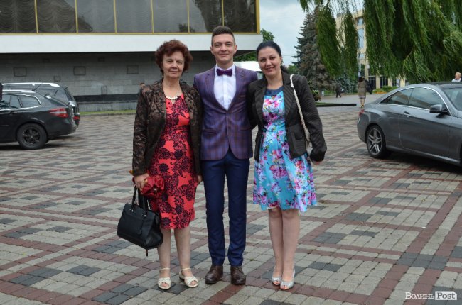 Кеди і стильні метелики: що одягнули луцькі випускники. ФОТО