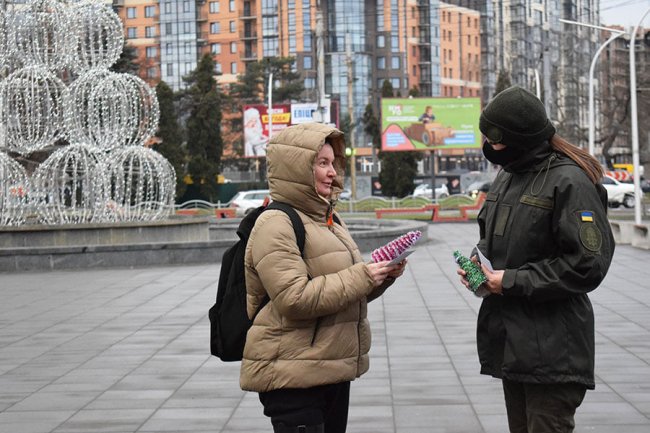 У Луцьку нацгвардійці серед вулиці роздавали перехожим подарунки. ФОТО