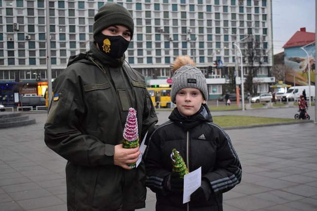 У Луцьку нацгвардійці серед вулиці роздавали перехожим подарунки. ФОТО
