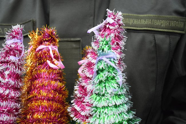 У Луцьку нацгвардійці серед вулиці роздавали перехожим подарунки. ФОТО