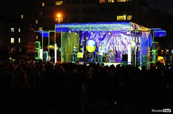 Як у Луцьку музиканти розважали люд на Євромайдані. ФОТО. ВІДЕО