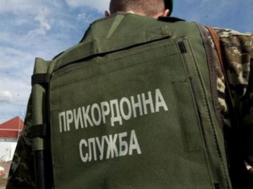 Український прикордонник антидроновою рушницею збив два російські коптери