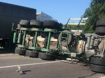 На трасі Київ-Чоп перекинулась вантажівка з цистерною: водіїв попереджають про ускладнений рух