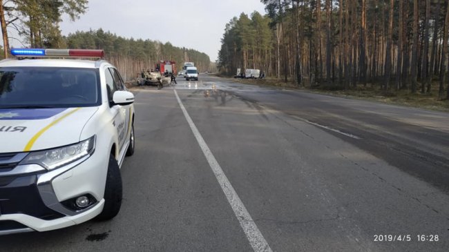 На трасі Київ-Ковель  вщент згоріла автівка, у якої ледь не вибухнув газовий балон. ФОТО