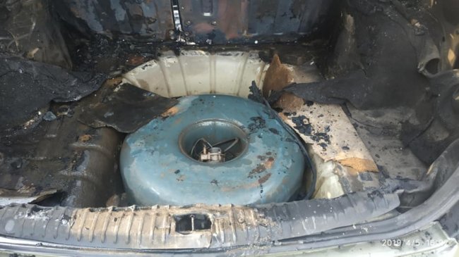 На трасі Київ-Ковель  вщент згоріла автівка, у якої ледь не вибухнув газовий балон. ФОТО