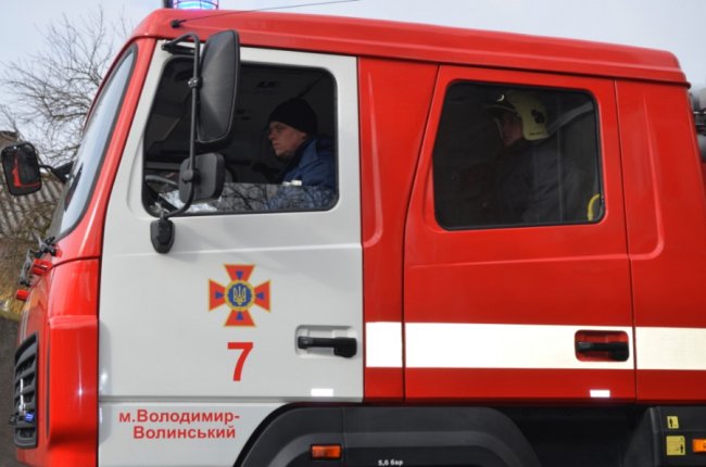 Без спецодягу та техніки: волинський рятувальник витягнув з пожежі стареньку односельчанку. ФОТО