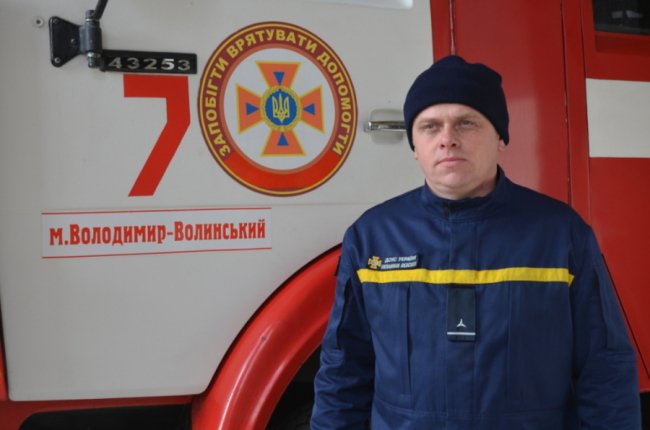 Без спецодягу та техніки: волинський рятувальник витягнув з пожежі стареньку односельчанку. ФОТО