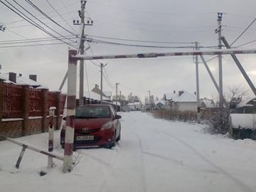 Дорога до «царського» села під Луцьком перекрита шлагбаумом
