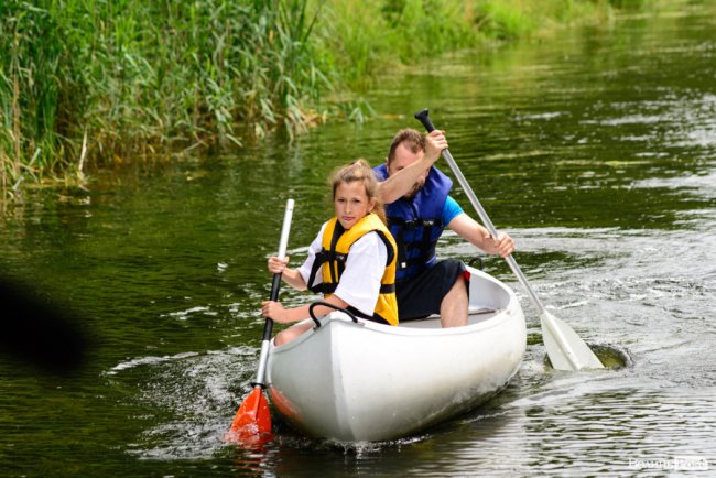 У луцькому парку в День батька влаштували унікальні перегони на човнах. ФОТО