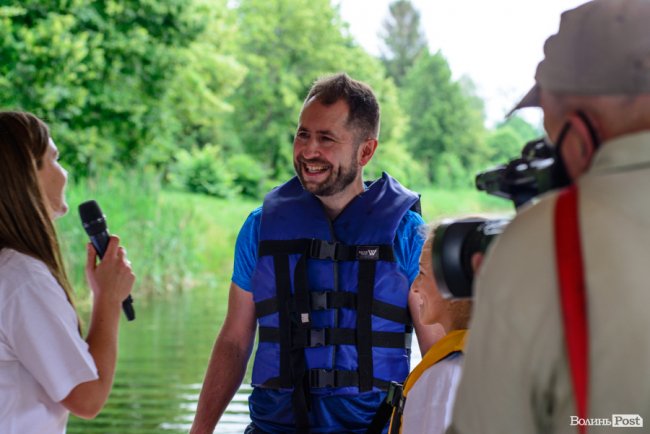 У луцькому парку в День батька влаштували унікальні перегони на човнах. ФОТО