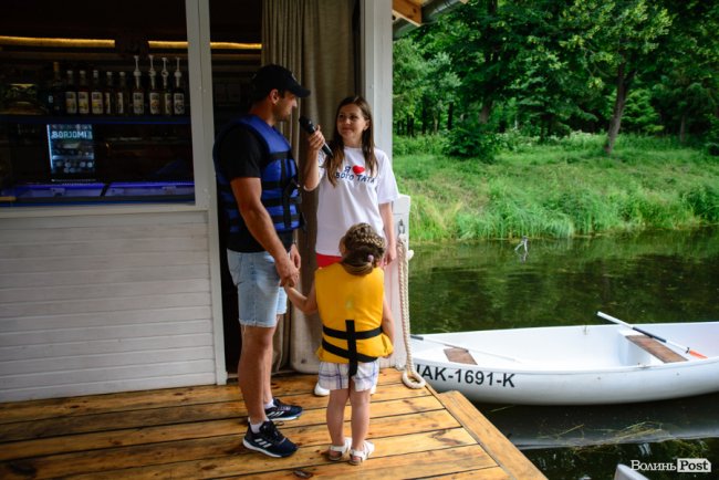 У луцькому парку в День батька влаштували унікальні перегони на човнах. ФОТО