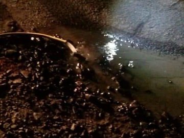 Смердючий вікенд: у Луцьку посеред ночі чоловік зливав нечистоти. ФОТО