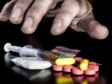 У Луцьку скаржаться на наркоманів, які риють двори у пошуках дози