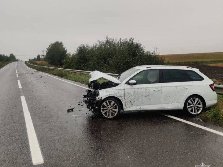 На Волині водійка в'їхала у дорожній відбійник