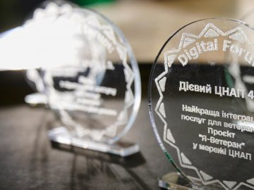 Керівниця луцького ЦНАПу отримала нагороду від Мінцифри