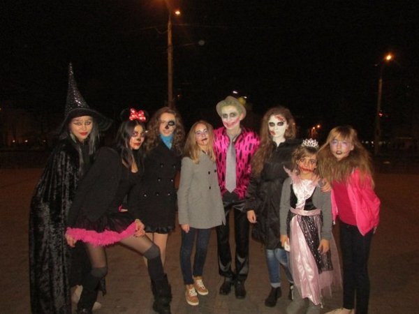 Хелловін у Луцьку: Ку-Клукс-Клан, мерці та тварини. ФОТО