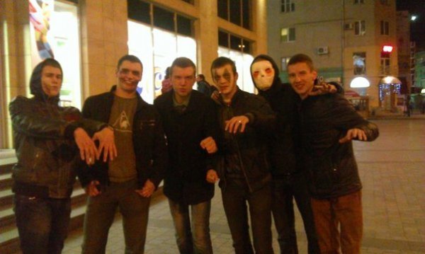 Хелловін у Луцьку: Ку-Клукс-Клан, мерці та тварини. ФОТО