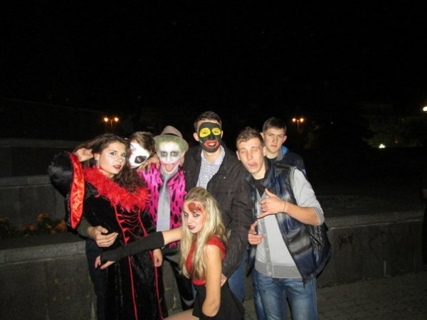 Хелловін у Луцьку: Ку-Клукс-Клан, мерці та тварини. ФОТО