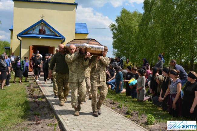 Мати поховала вже третю дитину: на Волині попрощалися із Героєм Олександром Бишевичем