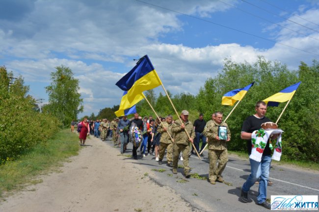 Мати поховала вже третю дитину: на Волині попрощалися із Героєм Олександром Бишевичем