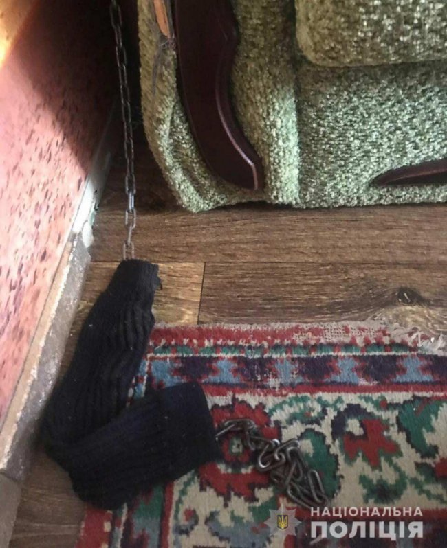 Обмотала скотчем і зав'язала очі: в Дніпрі жінка тримала 8-річну дитину на ланцюгу