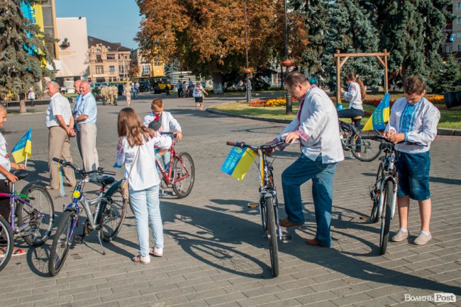 Усміхнені та у вишиванках: лучани розпочали святкування Дня Незалежності велопробігом. ФОТО