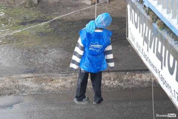 У Луцьку повісили «регіонала». ФОТО. ВІДЕО