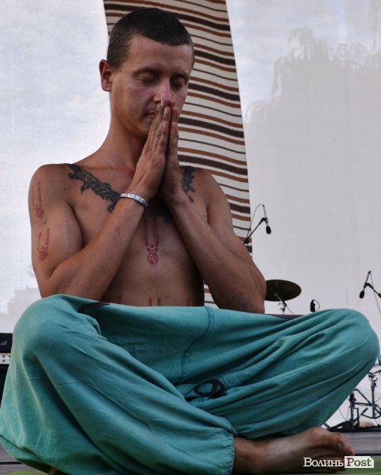 У центрі Луцька займалися йогою. ФОТО 