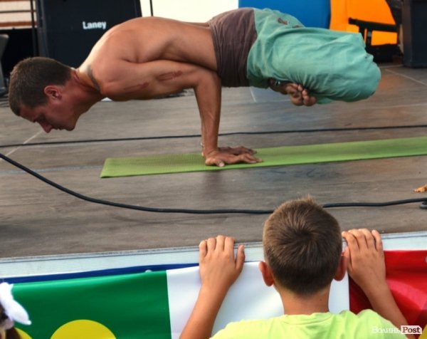 У центрі Луцька займалися йогою. ФОТО 