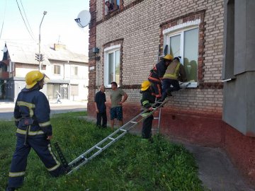 На Волині рятувальники допомогли медикам потрапити в оселю хворої бабусі 